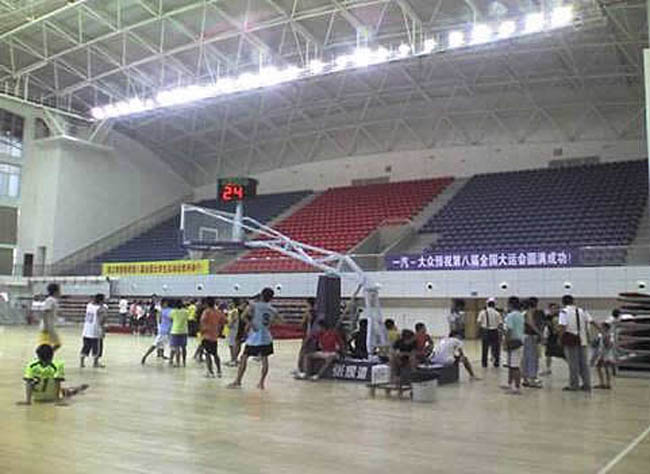 贵州室内篮球馆体育看台螺栓球网架
